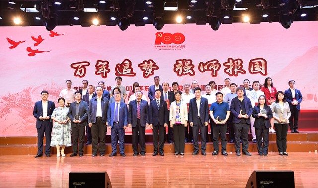  追梦格林赛后炮轰裁判不公被罚款  